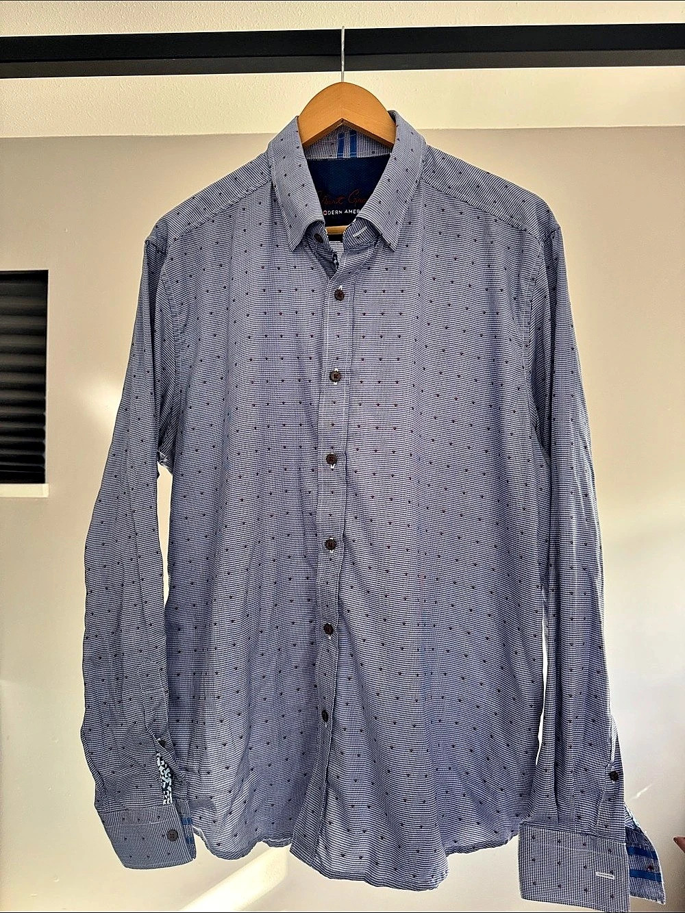 Robert Graham Men's Button Down Shirt XL in Blue & White Like New